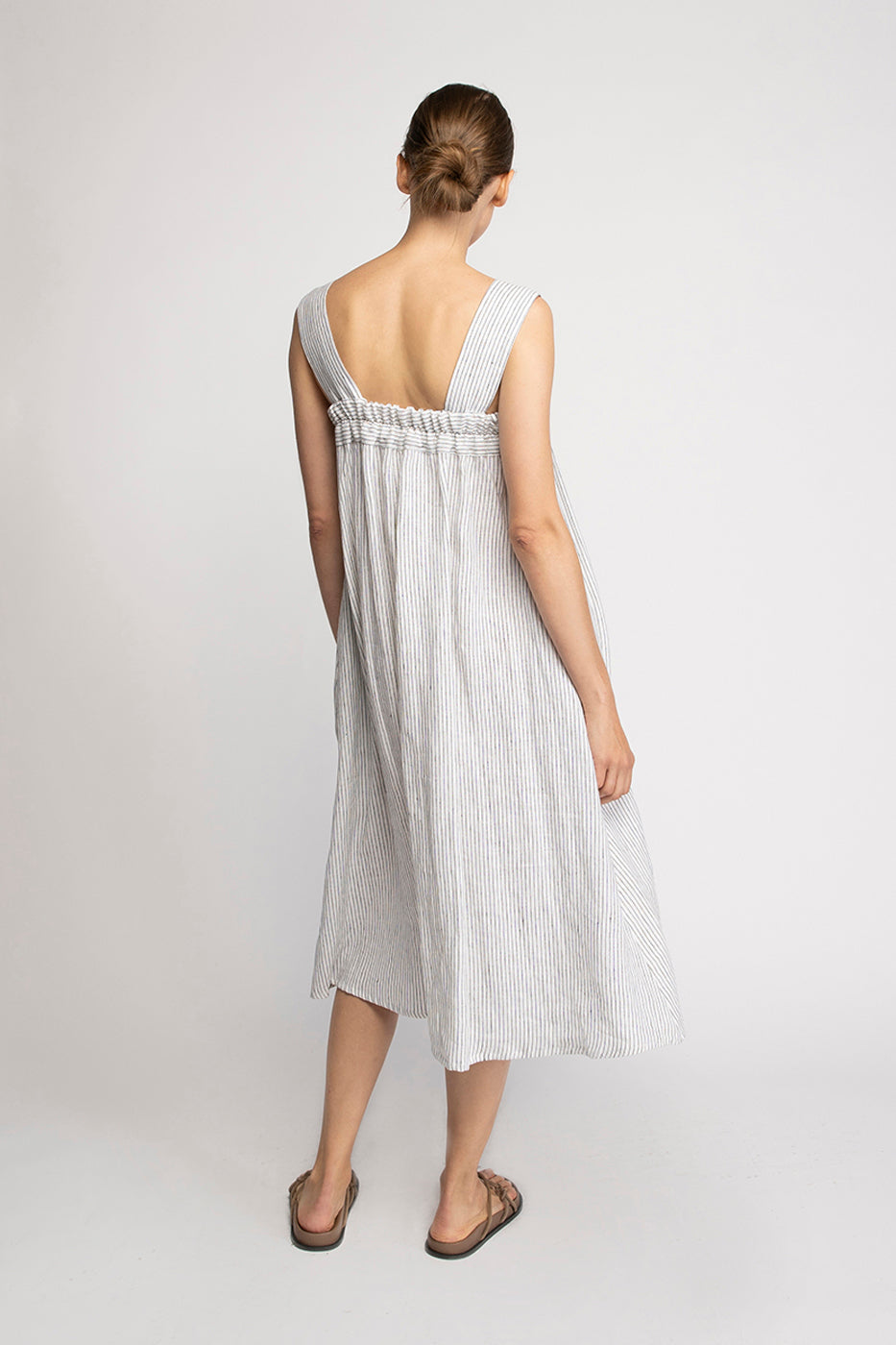 Our linen, square collared dress features a subtle, drawstring